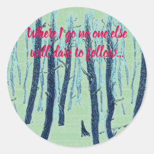 Pegatina Redonda Caminando por un bosque de nieve