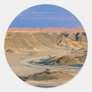 Pegatina Redonda Camino a casa a través del desierto, Namib-Naukluf