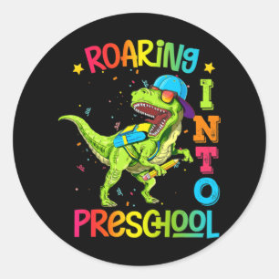 Pegatina Redonda Camino al profesor de dinosaurio preescolar preesc