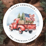 Pegatina Redonda Camión Rojo Vintage Bandera Patriótica Feliz Navid<br><div class="desc">Vintage Red Truck Navidades Cards celebra las vacaciones con encanto patriótico. Difunde alegría y alegría festiva esta temporada navideña con nuestras tarjetas de Navidades de camiones rojos. Capturando perfectamente el espíritu de un bello y rústico paisaje invernal, estas tarjetas cuentan con un encantador camión rojo adornado con un árbol de...</div>