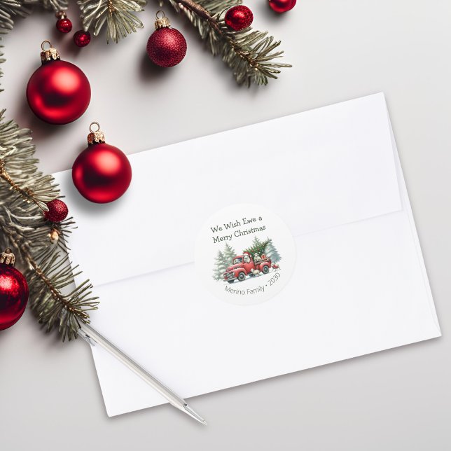 Pegatina Redonda Camión Rojo Vintage de ovejas rusticas (we wish ewe a merry christmas vintage red truck round sticker)