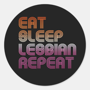 PEGATINA REDONDA CAMISA RETRO DISEÑO REPITE DORMIR COMER LESBIANA