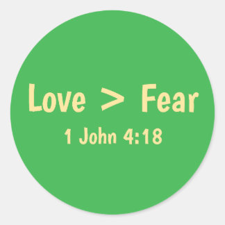 Pegatina Redonda Camiseta Love is Greater than Fear