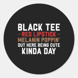 Pegatina Redonda Camiseta negra lápiz labial rojo melanina piel mar