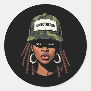 Pegatina Redonda Camo Juneteenth Impasible Chica Negra con Trenzas 