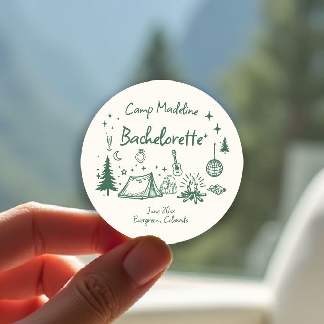 Pegatina Redonda Campamento Bachelorette Camping Mano dibujada en v (camp bachelorette sticker camping hand drawn written girls trip bach green glamping)