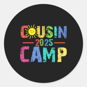 Pegatina Redonda Campamento de primos 2025 Campamento Fogata Vacaci