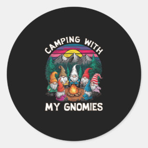 Pegatina Redonda Camping Con Mi Gnomía Funny Gnome Fogfire