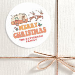 Pegatina Redonda Camping Merry Christmas Reindeer Nombre Personaliz<br><div class="desc">Camping Merry Christmas Reindeer Personalized Name Stickers Labels presenta el texto "Feliz Navidad" en una tipografía de escritura retro con una caravana decorada con festividad que es jalada por renos y acentuada con copos de nieve y holly. Personalice con su nombre personalizado. Diseñado por Evco Studio www.zazzle.com/store/evcostudio</div>