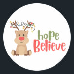 Pegatina Redonda cáncer infantil. espero creer en Christmas Sticker<br><div class="desc">conciencia del cáncer infantil. espero creer en los Navidades Pegatinas de vacaciones y etiquetas. lindos renos</div>