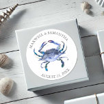 Pegatina Redonda Cangrejo azul de las etiquetas de boda de personal<br><div class="desc">Estas etiquetas de boda personalizados en la playa cuentan con un cangrejo acuático en tonos azules. Utilice los campos de plantilla para agregar el texto personalizado. Una elección elegante para el destino o las bodas costeras, favores y regalos. Visita www.zazzle.com/dotellabelle para verlos a todos. Arte y diseño únicos por Victoria...</div>