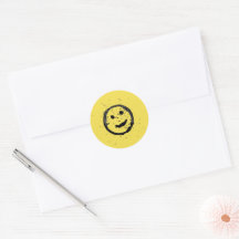 Cara sonriente feliz manchada genial amarilla