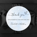 Pegatina Redonda Cariño azul cielo plata gracias boda<br><div class="desc">Un cielo azul claro como fondo,  decorado con un falso purpurina plateado. Con el texto: Gracias por compartir nuestro día especial,  con un corazón pequeño. Personalice y agregue sus nombres.</div>