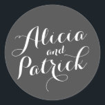 Pegatina Redonda Carolyna Boda<br><div class="desc">Elegante diseño de bodas con los nombres de la novia y el novio en un gran guión de estilo con letras a mano. Los colores y los tipos de letra del diseño son totalmente personalizables. Para buscar elementos coincidentes, como tarjetas rsvp, pegatinas, insertar tarjetas y más, haga clic en el...</div>