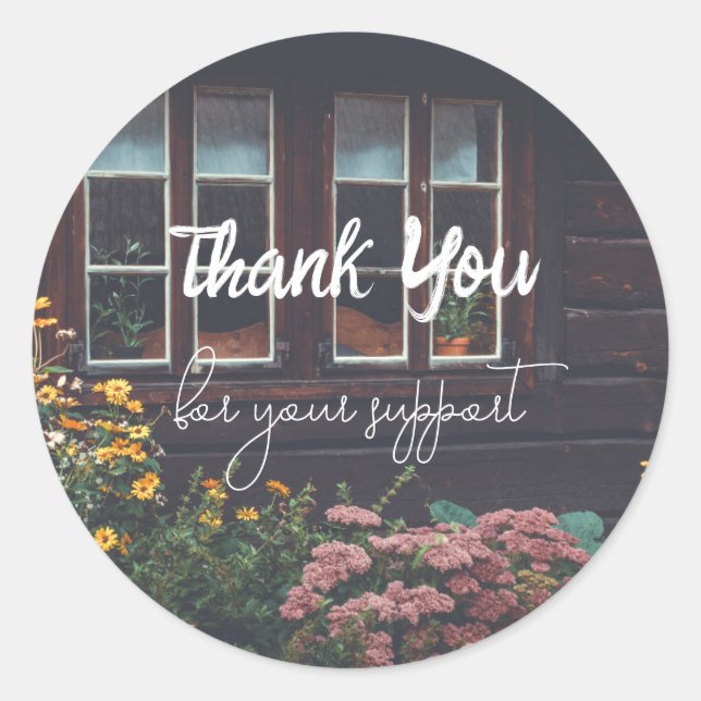 Pegatina Redonda Casa de campo con jardín rústico (Anverso)