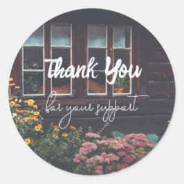 Pegatina Redonda Casa de campo con jardín rústico