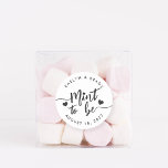 Pegatina Redonda Casa de la Moneda Blanca y Negra a Favor de la Bod<br><div class="desc">Pegatinas de favores matrimoniales puntiagudos presentan "menta para ser" en escritura con letras de color negro y ceniza suave acentuada con corazones. Personalice su nombre y fecha de boda.</div>