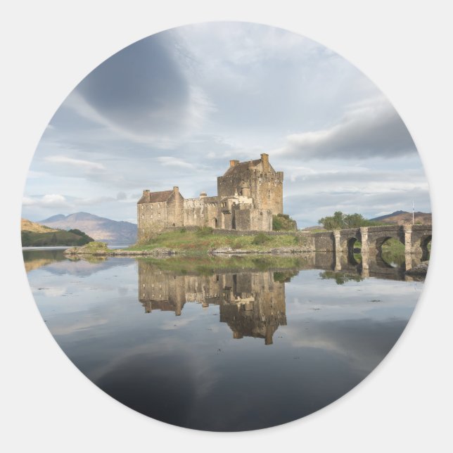 Pegatina Redonda Castillo Eilean Donan con reflexión en Escocia (Anverso)