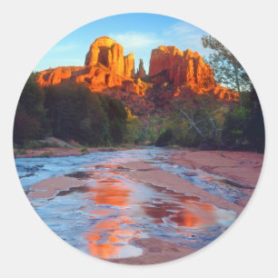 Pegatina Redonda Cathedral Rock reflejada en Oak Creek al atardecer