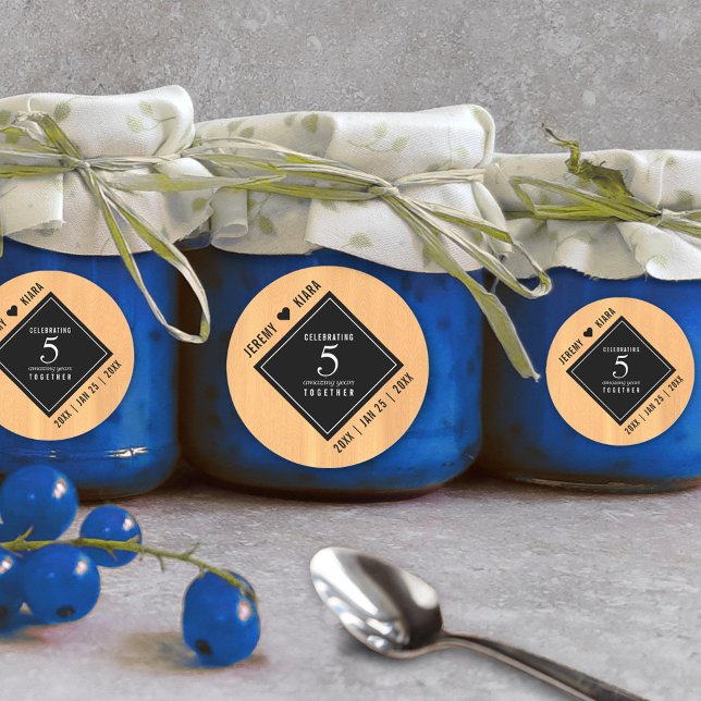 Pegatina Redonda Celebración del 5° Aniversario del Boda de Madera  (Elegant 5th Wood Wedding Anniversary Round Sticker Cover Photo.)