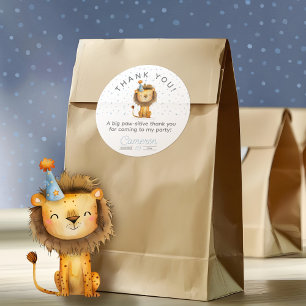 Pegatina Redonda ¡Celebren con un rugido! Cumpleaños del león del n