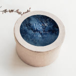 Pegatina Redonda Celestial Nocturna Sky Silver Gracias Por Favor Pe<br><div class="desc">Este celestial cielo plateado nocturno gracias a usted favor pegatina es perfecto para su boda encantado bajo las estrellas. El cielo de color azul marino oscuro, salpicado de estrellas plateadas, marcará la pauta de tu boda al aire libre de boho nocturno. Personalízalo como quieras o manténgalo como está. No olvide...</div>