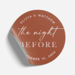 Pegatina Redonda Cena de ensayo de terracota | Noche antes de otoño<br><div class="desc">Cálido y terrenal, este elegante pegatina circular de terracota con la frase "La noche antes" es perfecto para bodas boho, rústicos o con temática de otoño. El rico fondo de naranja de arcilla aporta un toque acogedor y moderno a la decoración de la cena. Utilice este versátil pegatina para sellar...</div>