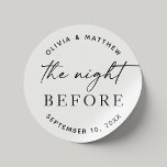 Pegatina Redonda Cena de ensayo minimalista | Noche antes del guión<br><div class="desc">Añada un detalle moderno y romántico a su cena de ensayo boda con este elegante pegatina redondo en blanco y negro que presenta la frase "La noche antes" en un estilo de escritura elegante. Este diseño minimalista, con un fondo blanco limpio, es ideal para una temática casual, boho o boda...</div>