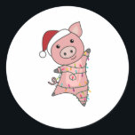 Pegatina Redonda Cerdo Merry Christmas Animals Cerdos<br><div class="desc">El cerdo para Navidades con luces de hadas. Animales divertidos con regalos y nieve para las vacaciones. También es gracioso para los Navidades en julio. Los cerdos son animales bonitos y perfectos para los Navidades.</div>