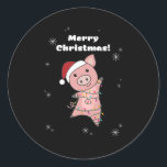Pegatina Redonda Cerdo Merry Christmas Animals Cerdos<br><div class="desc">El cerdo para Navidades con luces de hadas. Animales divertidos con regalos y nieve para las vacaciones. También es gracioso para los Navidades en julio. Los cerdos son animales bonitos y perfectos para los Navidades.</div>