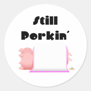 Pegatina Redonda Cerdos durmiendo manta rosada aún puerco'