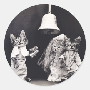 Pegatina Redonda Ceremonia de Boda de pareja gatita graciosa