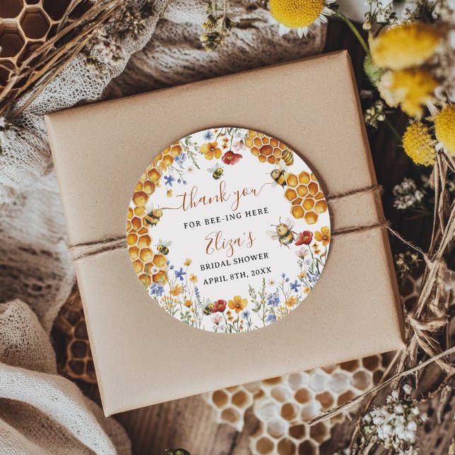Pegatina Redonda Chá de Noiva Abelha Melhor Amiga Obrigada (She Found Her Honey Bee Thank You Bridal Shower Classic Round Sticker)