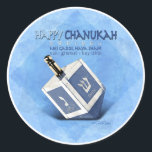 Pegatina Redonda Chanukah Dreidel<br><div class="desc">En este diseño se muestra el trompo de un niño, llamado dreidel con letras hebreas en los cuatro lados, con las palabras "Happy Chanukah" - "Dreidel" y las palabras hebreas, que tradujeron significan "Un gran milagro ocurrió aquí". Un recordatorio de las tradiciones judías Hanukkah del juego dreidel e iluminar la...</div>