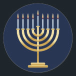 Pegatina Redonda Chanukah menorah<br><div class="desc">El portavelas judías de menorah con velas de fondo azul.</div>