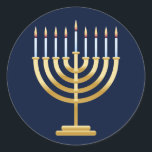 Pegatina Redonda Chanukah menorah<br><div class="desc">El portavelas judías de menorah con velas de fondo azul.</div>