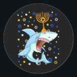 Pegatina Redonda Chanukah Menorah judío Shark Funny Hanukkah<br><div class="desc">Chanukah Menorah judío Shark Funny Hanukkah</div>