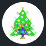Pegatina Redonda Chanukkah y Navidades<br><div class="desc">Presentando una menorah chanukah frente a un árbol de Navidad sacando el espíritu de las festividades.</div>