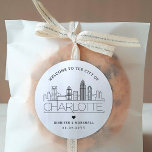 Pegatina Redonda Charlotte Skyline | Mensaje de bienvenida del Boda<br><div class="desc">¡Mejore sus paquetes de bienvenida para bodas o sus favores para fiestas con un personalizado de pegatinas de bienvenida! Estos elegantes y minimalistas pegatinas están diseñados para un boda que tiene lugar en la hermosa ciudad de Charlotte, Carolina del Norte. Cuentan con un moderno paisaje de diseño con el nombre...</div>