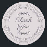 Pegatina Redonda Chic Script Rústico Agradecimiento de Boda Pastel<br><div class="desc">Etiqueta de agradecimiento de boda rústica y moderna con caligrafía elegante y tipografía moderna sobre fondo púrpura pastel. Agregue su mensaje personal y nombres. Genial para las bolsas de regalos de sus invitados o como sello de sobre de agradecimiento. Diseñado exclusivamente por Happy Dolphin Studio. Si necesita ayuda, contáctenos en...</div>