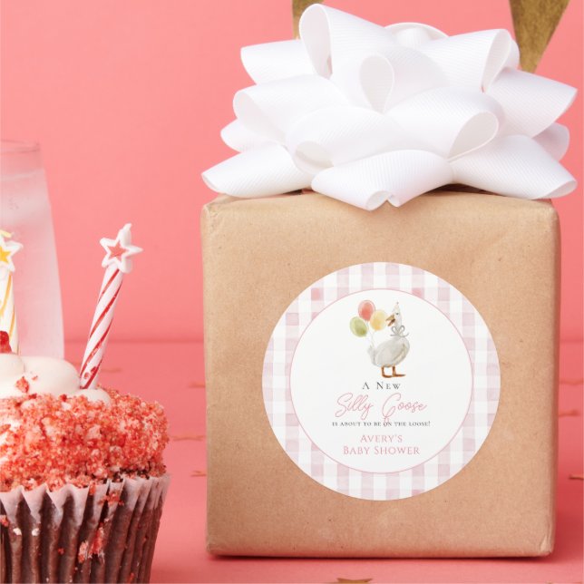 Pegatina Redonda Chica Baby Shower de Silly Goose Pink Gingham (Fiesta)