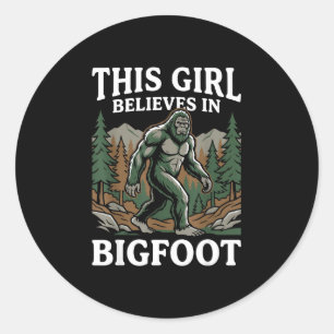 Pegatina Redonda Chica creyente de Bigfoot sasquatch bosque críptid