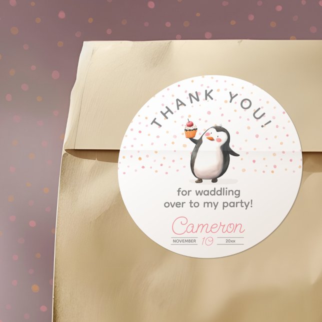 Pegatina Redonda Chica de celebración del pingüino de quequitos ros (Subido por el creador)