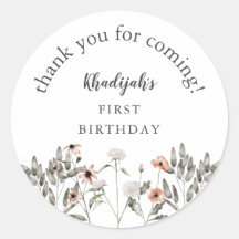 Chica de flores silvestres a favor de la fiesta de