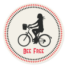 Chica de minimalismo con bicicleta