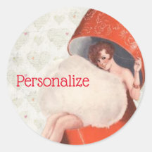 Chica de pinzas de vintage en la caja de sombreros