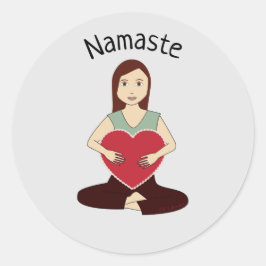 Pegatina Redonda Chica de yoga lindo sosteniendo el corazón rojo Na