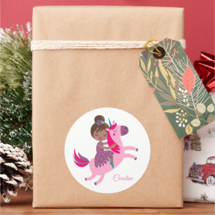 Pegatina Redonda Chica haitiana de brunette en una unicornio