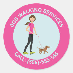 Pegatina Redonda Chica Linda Y Un Perro Marrón - Servicios De Paseo