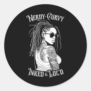 Pegatina Redonda Chica Negro Nerdy Curvy Inked And Loc’d Tattoo Wom